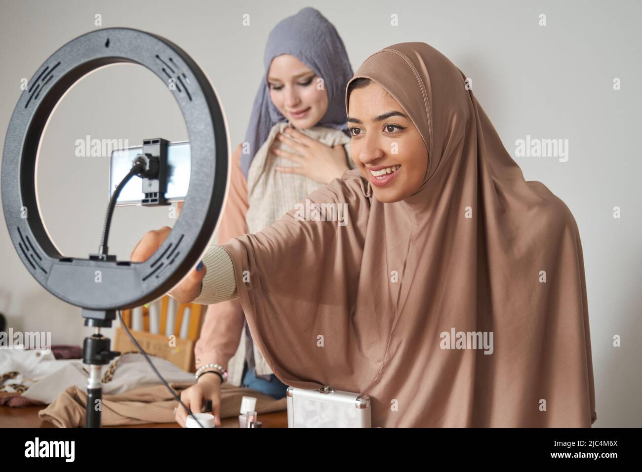 Les créateurs de contenus musulmans ajustant la caméra pour enregistrer des vidéos de mode et de beauté. Banque D'Images