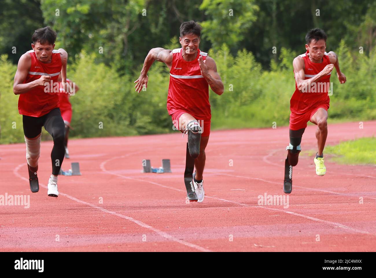 Yangon, Myanmar. 9th juin 2022. Les athlètes du Myanmar s'entraînent pour les prochains Jeux du Para de l'ANASE de 2022 à Yangon, au Myanmar, au 9 juin 2022. Le Myanmar enverra un contingent de plus de 90 athlètes handicapés pour participer aux Jeux Para 2022 de l'ANASE, a déclaré jeudi Myo Myint, vice-président de la Fédération paralympique des sports du Myanmar (MPSF), à Xinhua. Credit: U Aung/Xinhua/Alamy Live News Banque D'Images