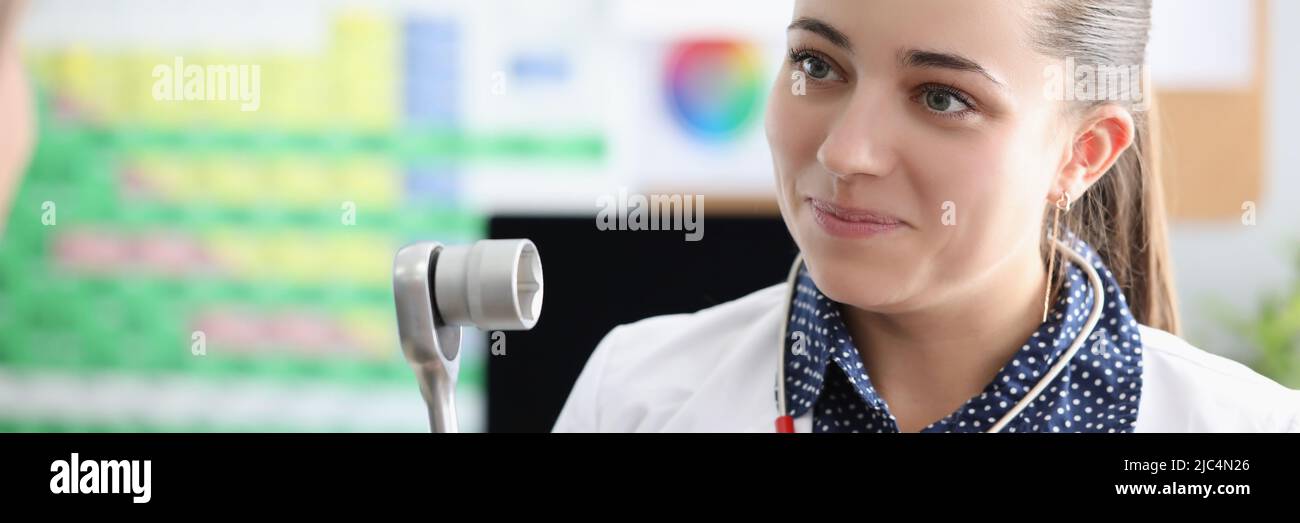 Femme souriante médecin neuropathologiste avec équipement en clinique Banque D'Images
