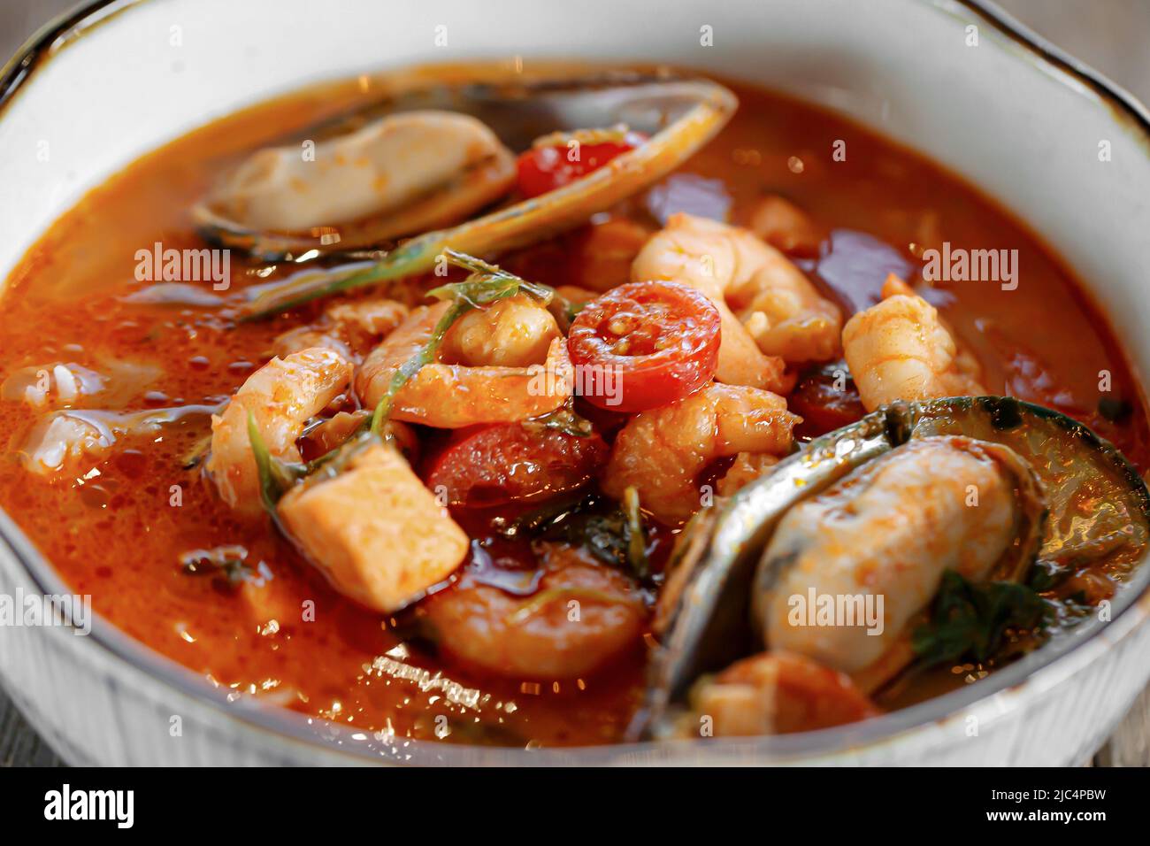 Gros plan sur le bol de soupe tom Yam Banque D'Images