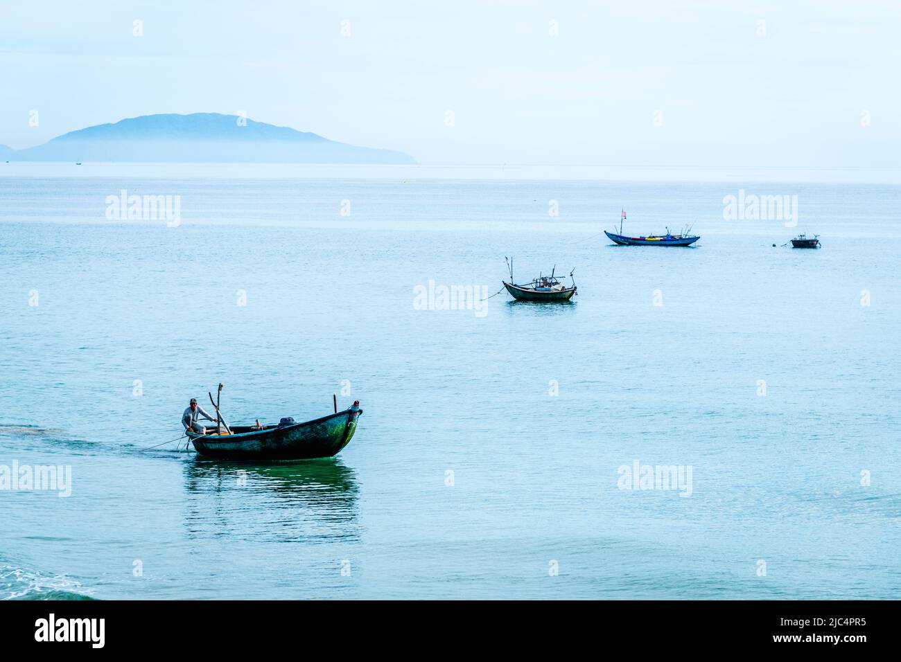 Petits bateaux de pêche au large de la côte à an Bang Beach. Banque D'Images