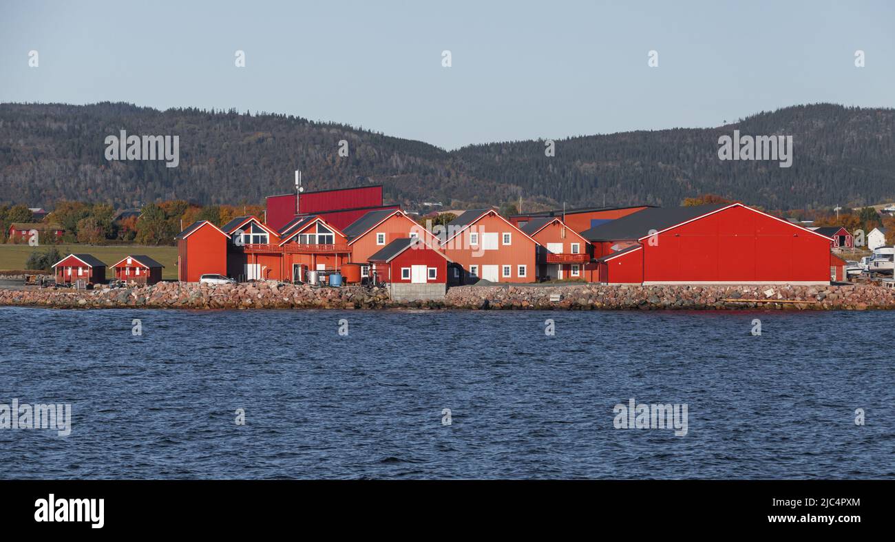 Paysage norvégien avec des granges traditionnelles en bois rouge une côte de mer. Sandstad, Hitra, Norvège Banque D'Images