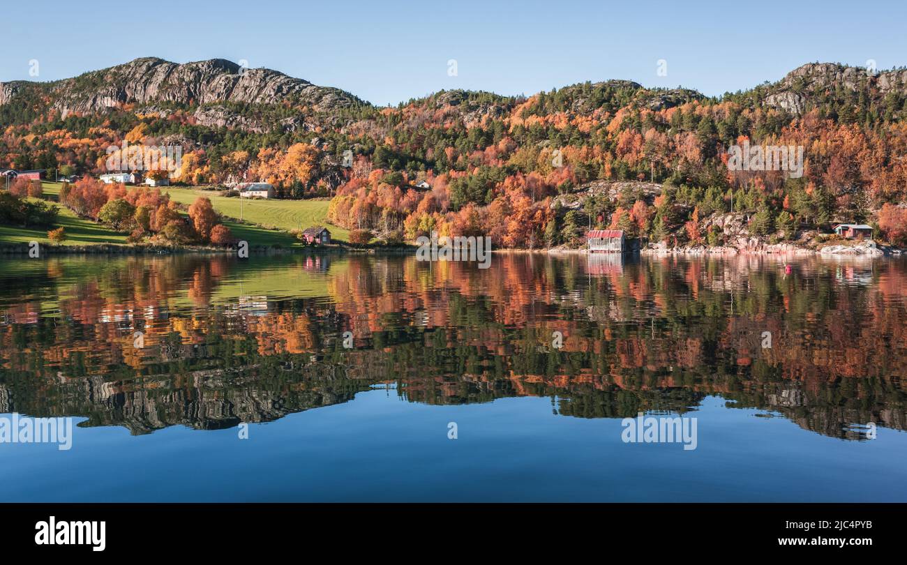 Paysage norvégien. Côte de Snillfjord, SOR-Trondelag par une journée ensoleillée Banque D'Images