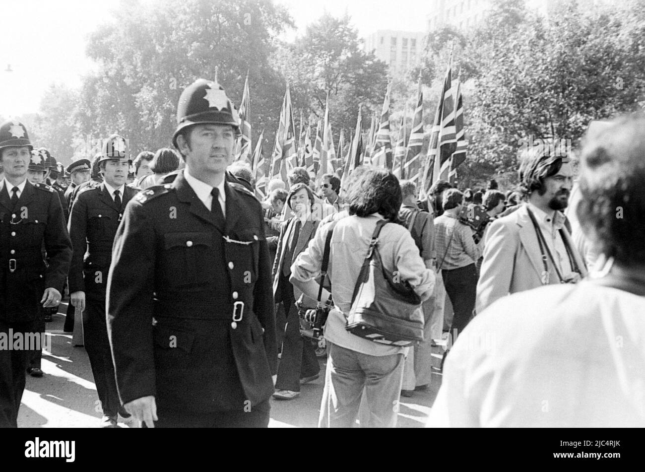 Une marche du Front National à l'extrême droite, Londres, Angleterre, Royaume-Uni, entourée de policiers, septembre 1978. Le même jour, une marche anti-nazie de la Ligue a eu lieu à Londres, de sorte que la police était là en grand nombre pour maintenir les deux marches à part et pour traiter tout conflit entre elles. Banque D'Images
