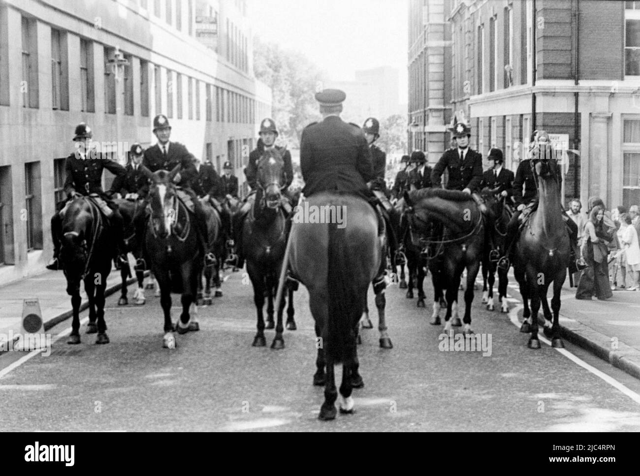 Une marche du Front National à l'extrême droite, Londres, Angleterre, Royaume-Uni, entourée de policiers, septembre 1978. Le même jour, une marche anti-nazie de la Ligue a eu lieu à Londres, de sorte que la police était là en grand nombre pour maintenir les deux marches à part et pour traiter tout conflit entre elles. Banque D'Images