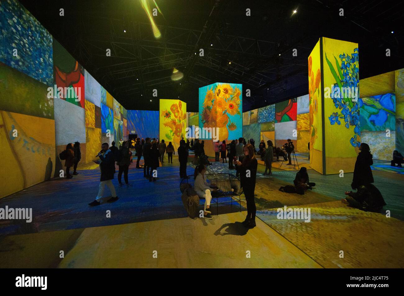Les gens prennent part à l'exposition immersive de l'expérience « Beyond Van Gogh » de Vincent Van Gogh, qui rassemble ses plus importants morceaux d'art, à Bogo Banque D'Images