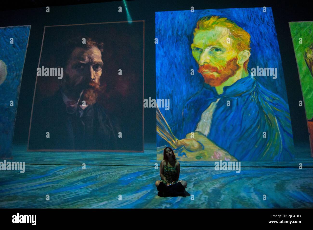 Les gens prennent part à l'exposition immersive de l'expérience « Beyond Van Gogh » de Vincent Van Gogh, qui rassemble ses plus importants morceaux d'art, à Bogo Banque D'Images