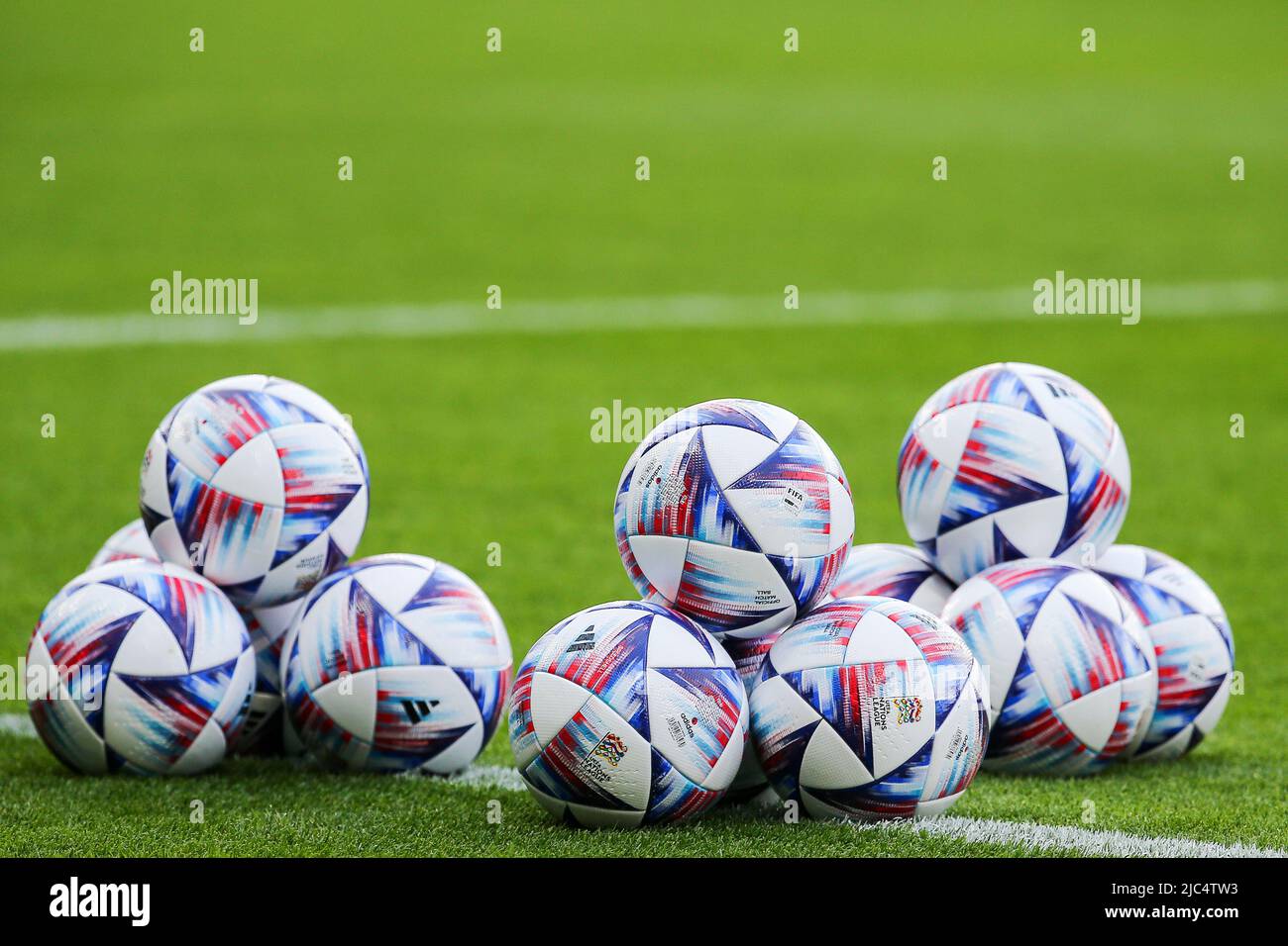 Ballons de football officiels de l'UEFA, sponsorisés par Adidas, sur le terrain de football de Hampden< Glagow, en Écosse, avant le match de football. Banque D'Images