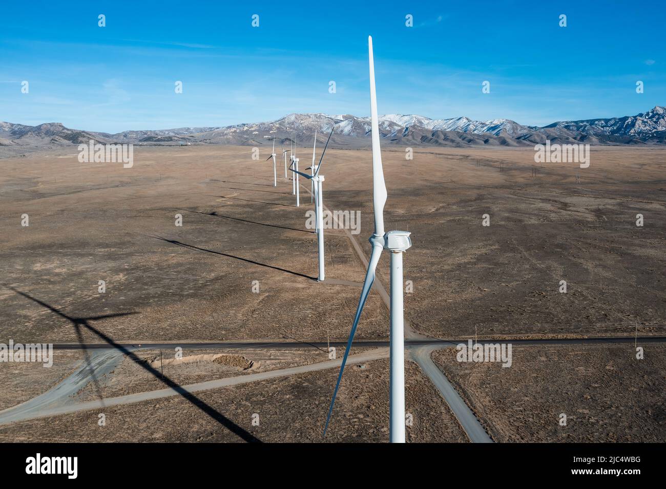 Deux sources d'énergie renouvelable : l'énergie éolienne et la géothermie. Dans la distance loin derrière la ferme éolienne de Milford est la vapeur de la Blundell géothermique Power PL Banque D'Images