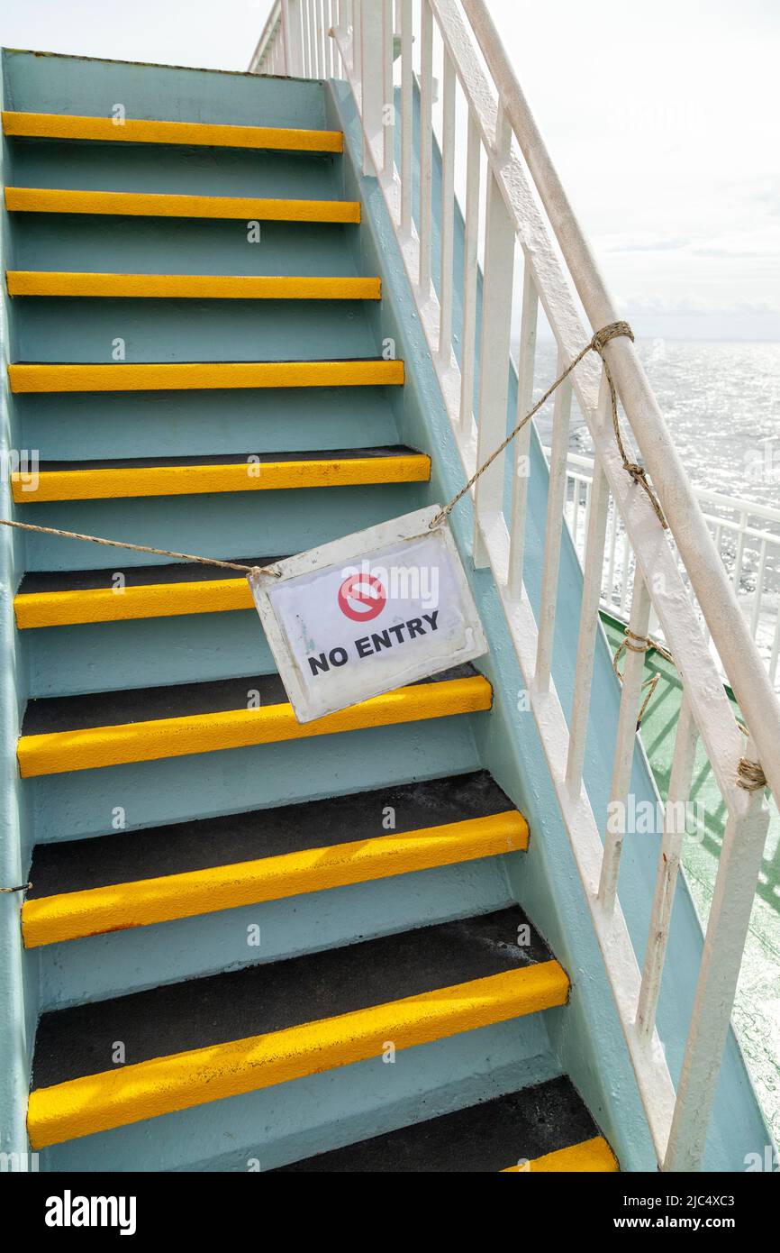 Pas de panneau d'entrée en face des escaliers noirs et jaunes escarpés sur un ferry calmac pour Arran Banque D'Images