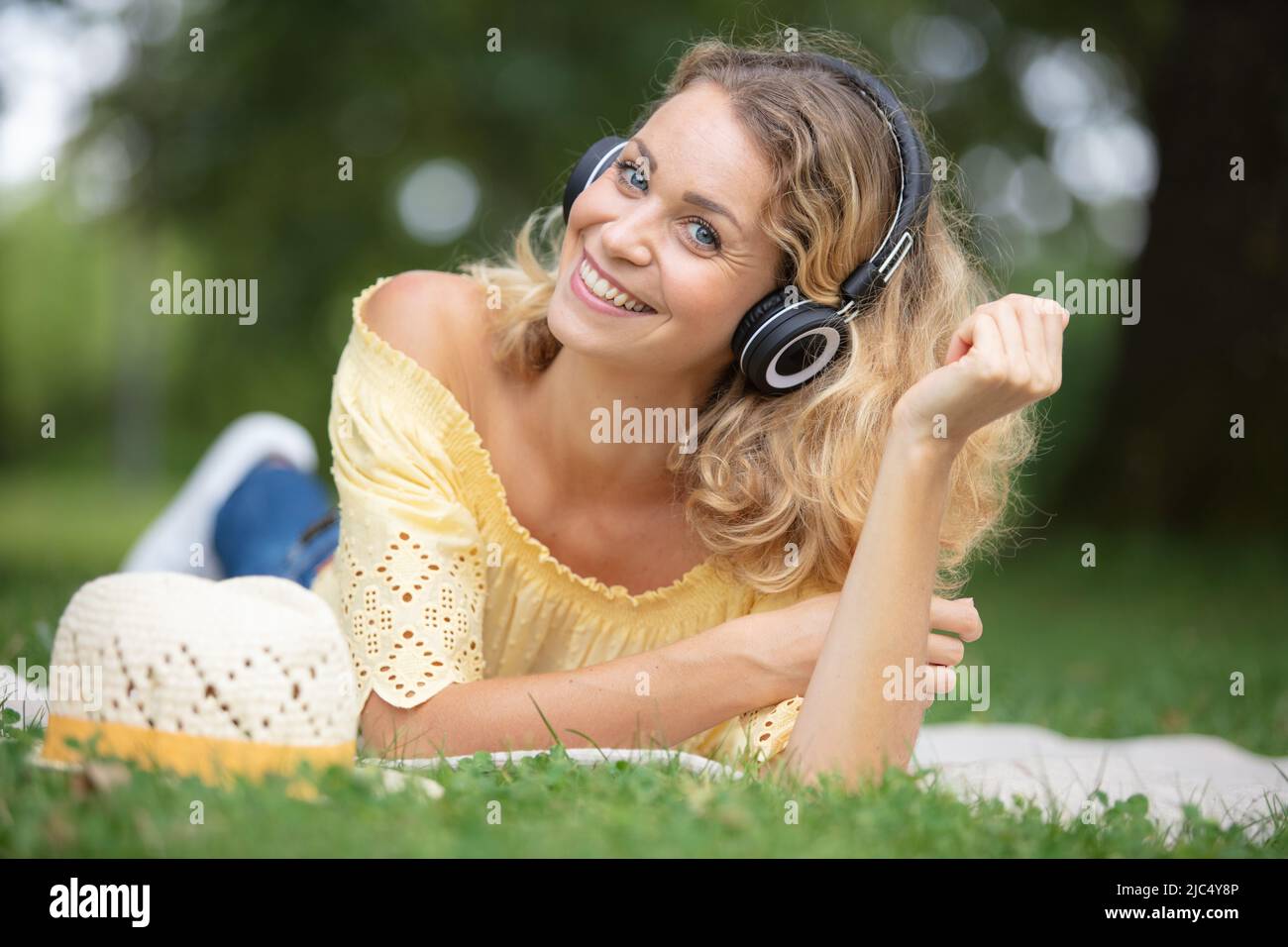 Jeune femme d'écouter de la musique avec des écouteurs Banque D'Images