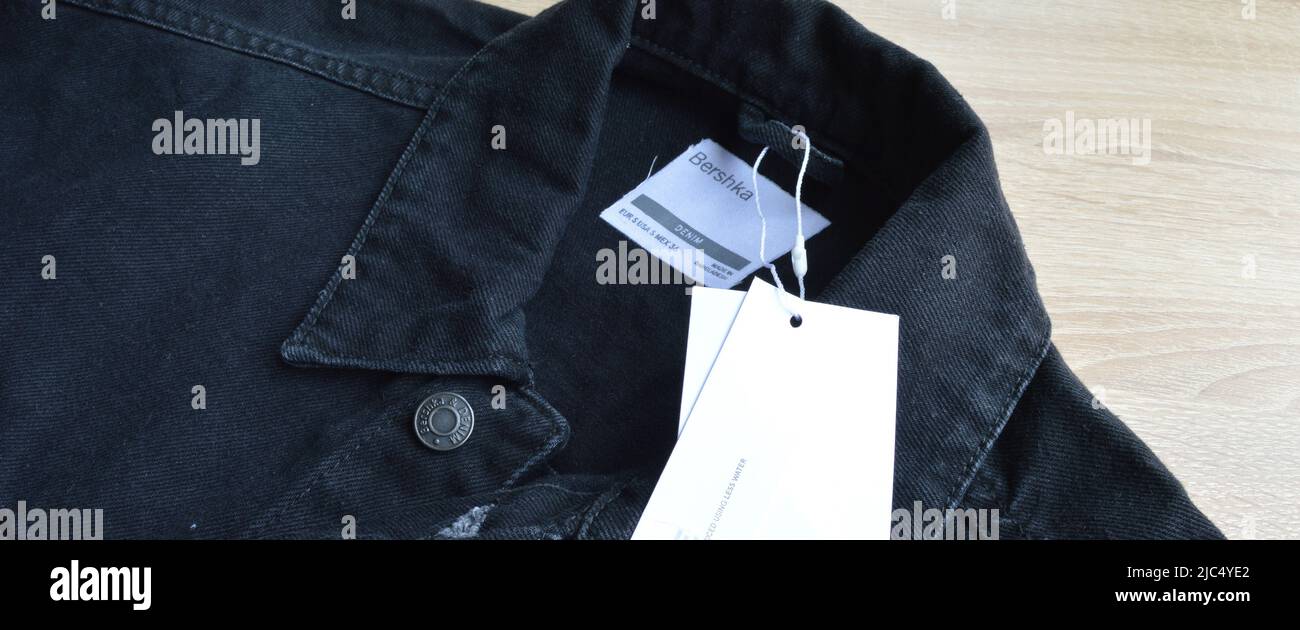 Bershka Jean noir manteau veste et blanc vente étiquette papier, mai 01  2022 Istanbul Maltepe Turquie Photo Stock - Alamy