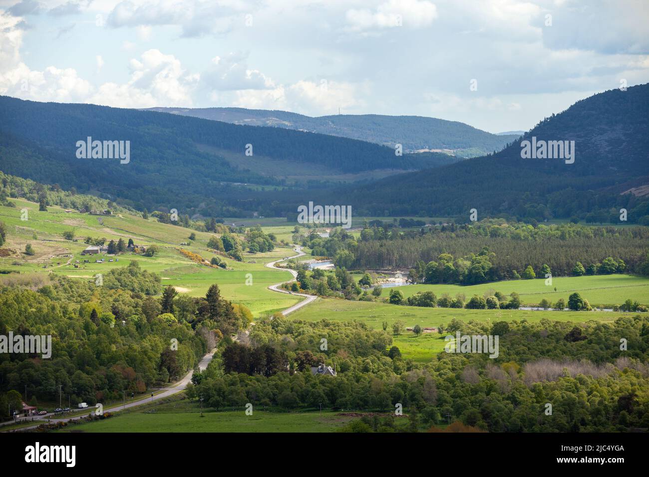 Vue sur la vallée de Deeside depuis le Cairn d'achat dans le domaine Balmoral, en Écosse Banque D'Images