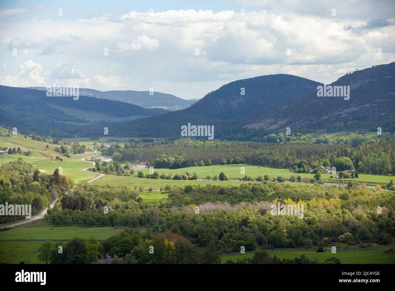 Vue sur la vallée de Deeside depuis le Cairn d'achat dans le domaine Balmoral, en Écosse Banque D'Images