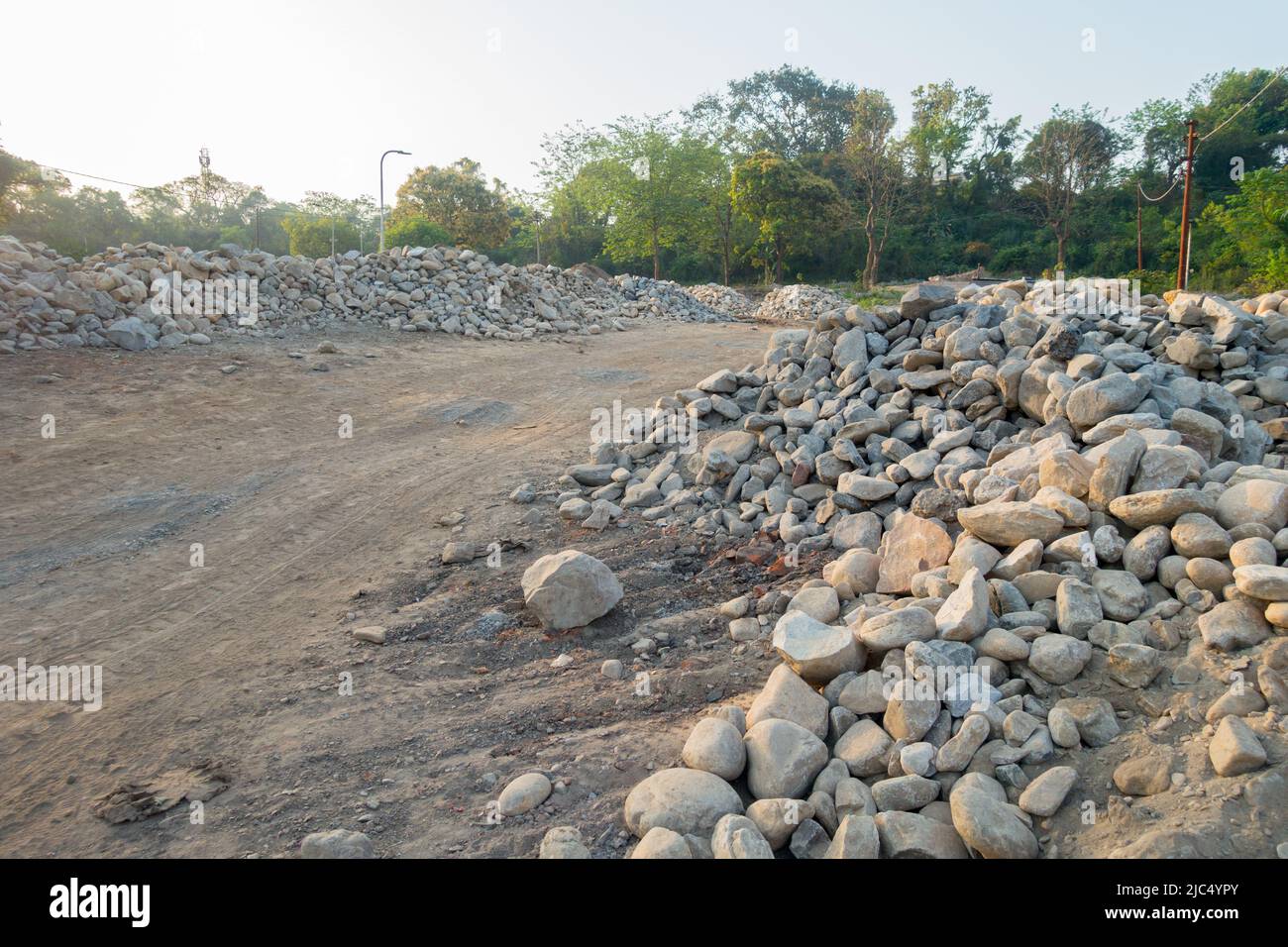Une pile de pierre le long de la route pour construire un mur de retenue de pierre pour empêcher le glissement de terrain et la coupe. Uttarakhand Inde. Banque D'Images