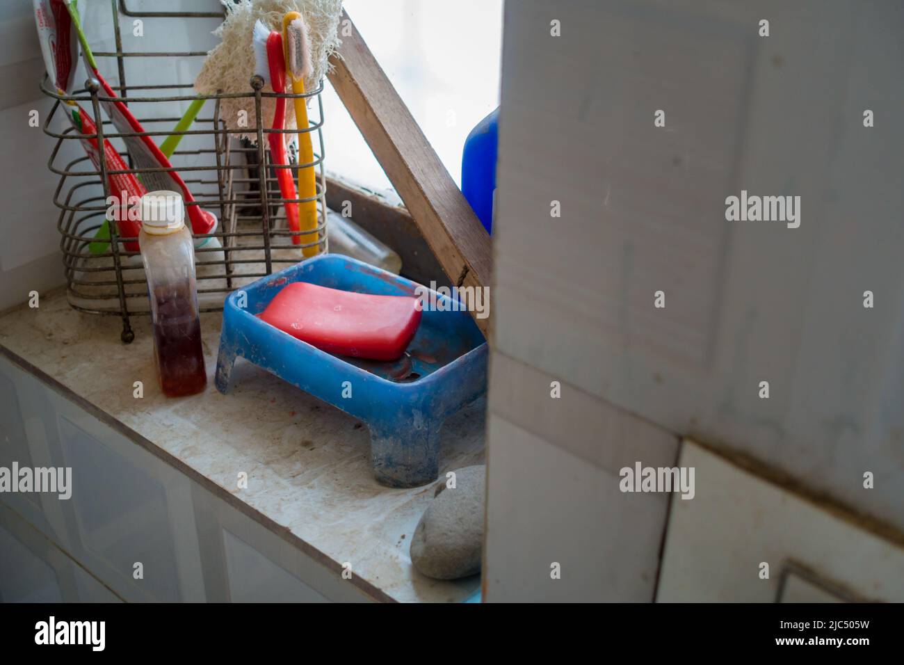 Des articles de toilette, Un gros plan de savon, shampooing, dentifrice, etc. Dans une salle de bains familiale indienne de classe moyenne. Banque D'Images