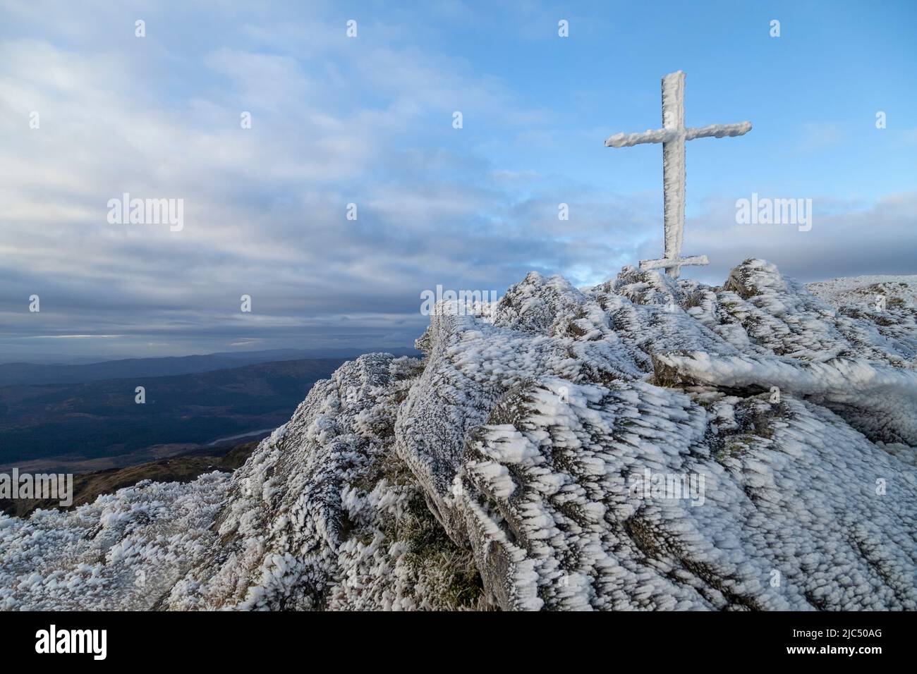 Une Croix du souvenir glacée près du sommet du Corbett Ben Ledi, Trossachs, Perthshire, Écosse Banque D'Images