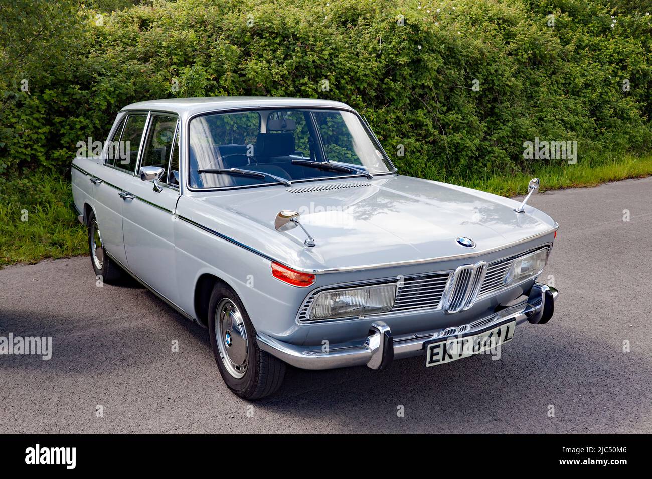 Vue des trois quarts avant d'une berline Grey 1972 et BMW 2000, exposée au Deal Classic car Show 2022 Banque D'Images