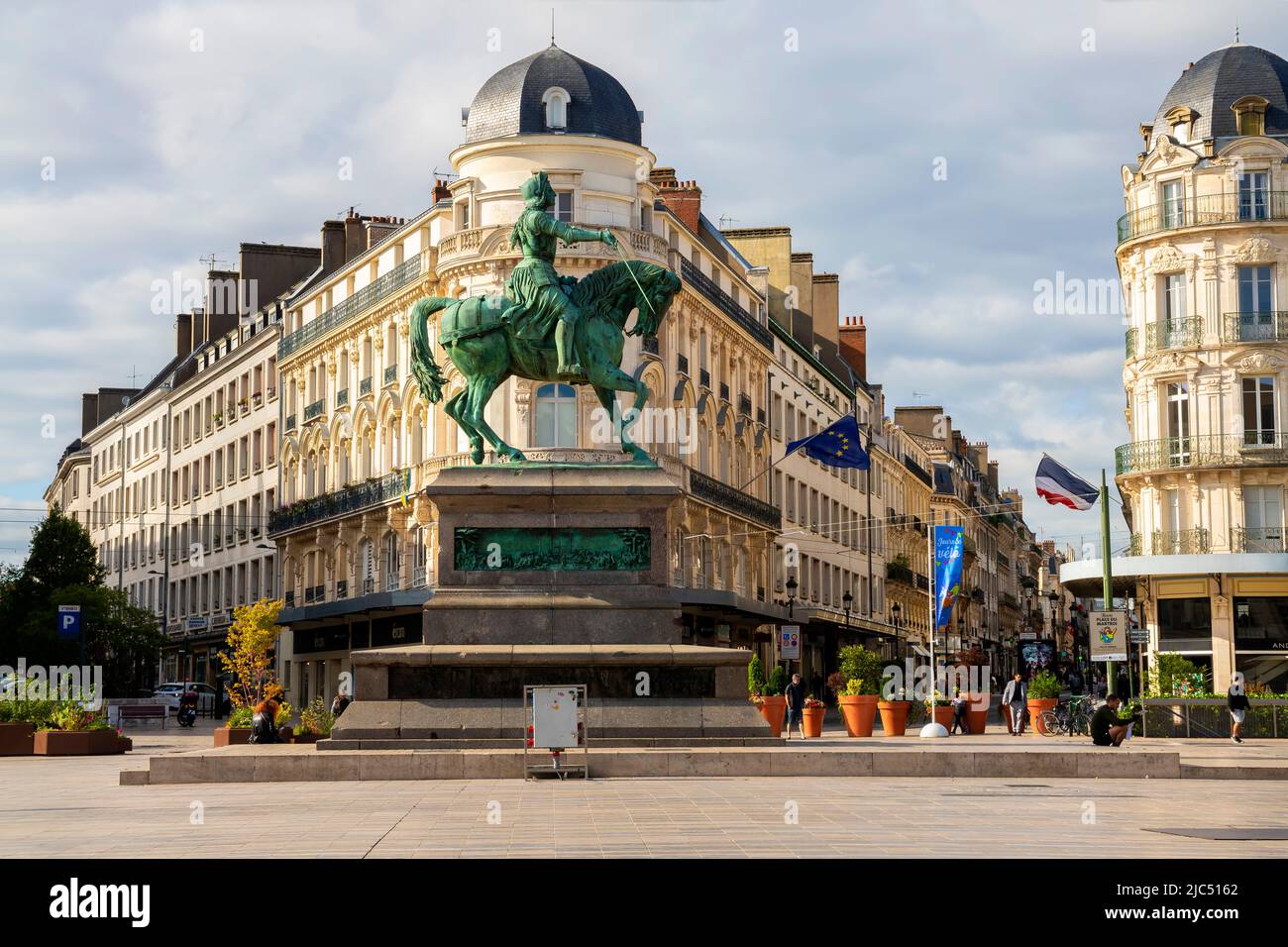 La statue équestre de Jeanne d'Arc sur la place du Martroi est un monument en bronze réalisé par Denis Foyatier en 1855. Orléans, Centre-Val de Loire région de Banque D'Images
