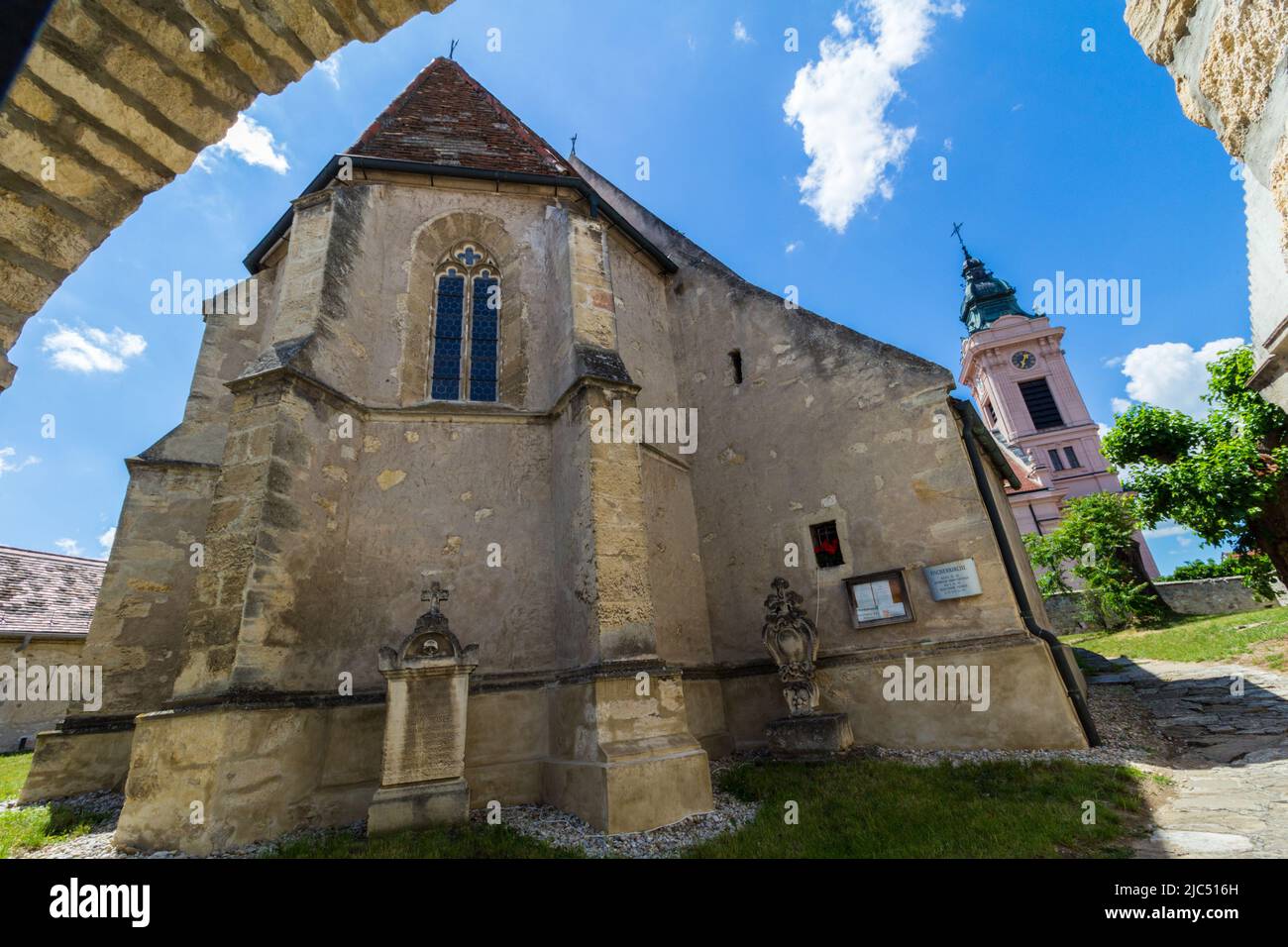 Fischerkirche (église des pêcheurs) construit en 13th-16th siècle et la tour de l'église évangélique luthérienne construite en 1785, Rust, Burgenland, Banque D'Images