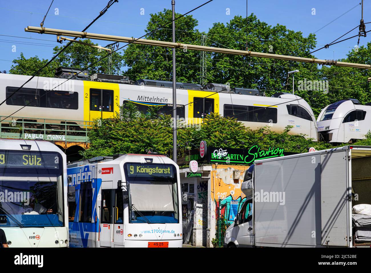 Circulation à Cologne, tramway, train et camion, Rhénanie-du-Nord-Westphalie, Allemagne, 22.5.22 Banque D'Images