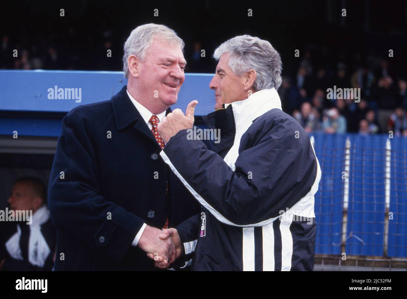 ARCHIVER LA PHOTO : Erich RIBBECK fête son anniversaire 85th sur 13 juin 2022, entraîneur national Erich RIBBECK (à droite) et entraîneur d'Irlande du Nord Lawrie McMenemy (Irlande) shake Hands, handshake, match international de football, Irlande du Nord (NIR) - Allemagne (GER) 0:3 qualification EM de football pour l'EM 2000, on 27 mars 1999 à Belfast, å Banque D'Images