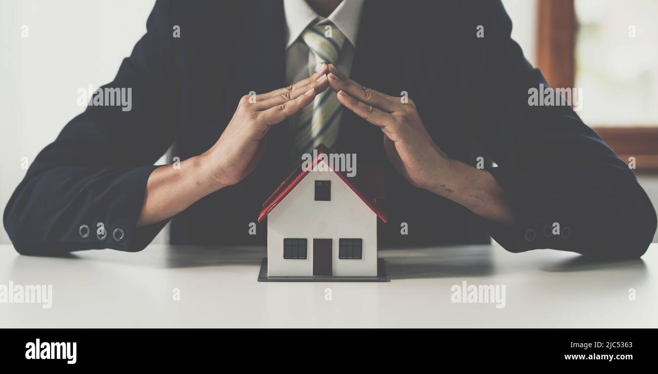 Assurance de biens et concept de sécurité. Plan d'offre d'agent immobilier pour protéger votre maison. Banque D'Images
