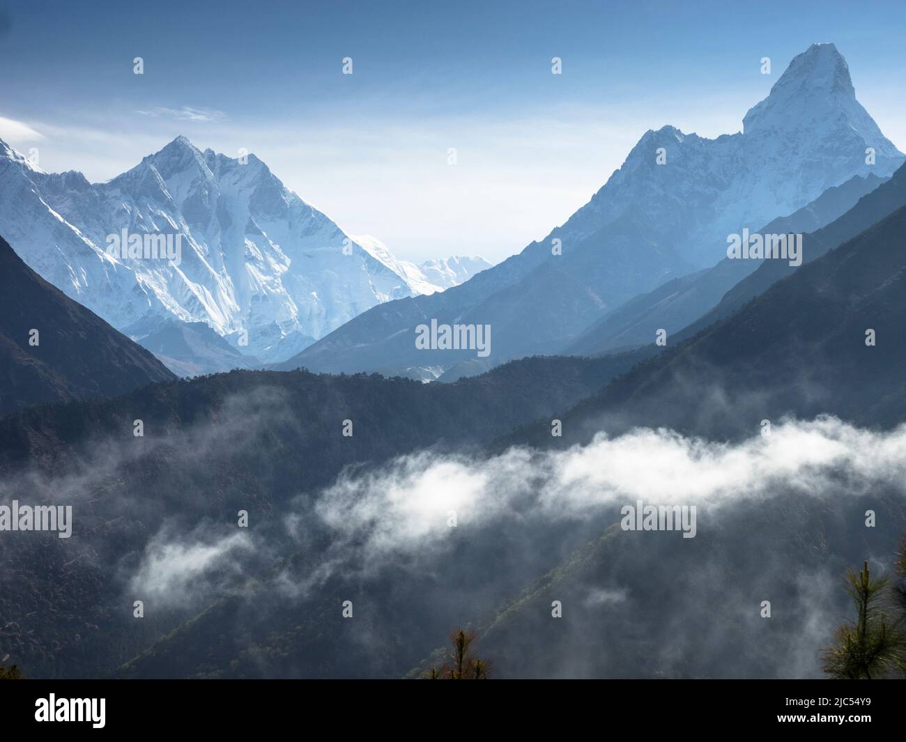 Lhotse (8516m) et Ama Dablam (6856m) de la route de trekking à Tengboche Banque D'Images