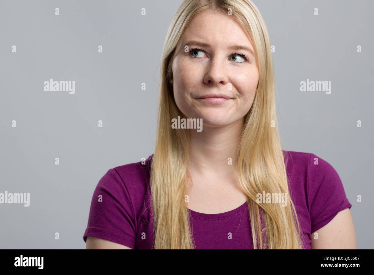 la jeune femme pense et montre des expressions émotionnelles Banque D'Images