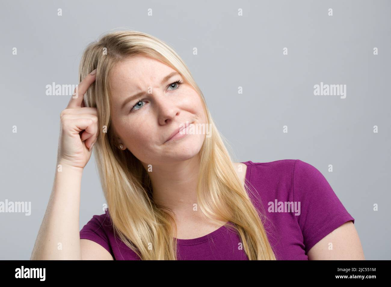 la jeune femme pense et montre des expressions émotionnelles Banque D'Images