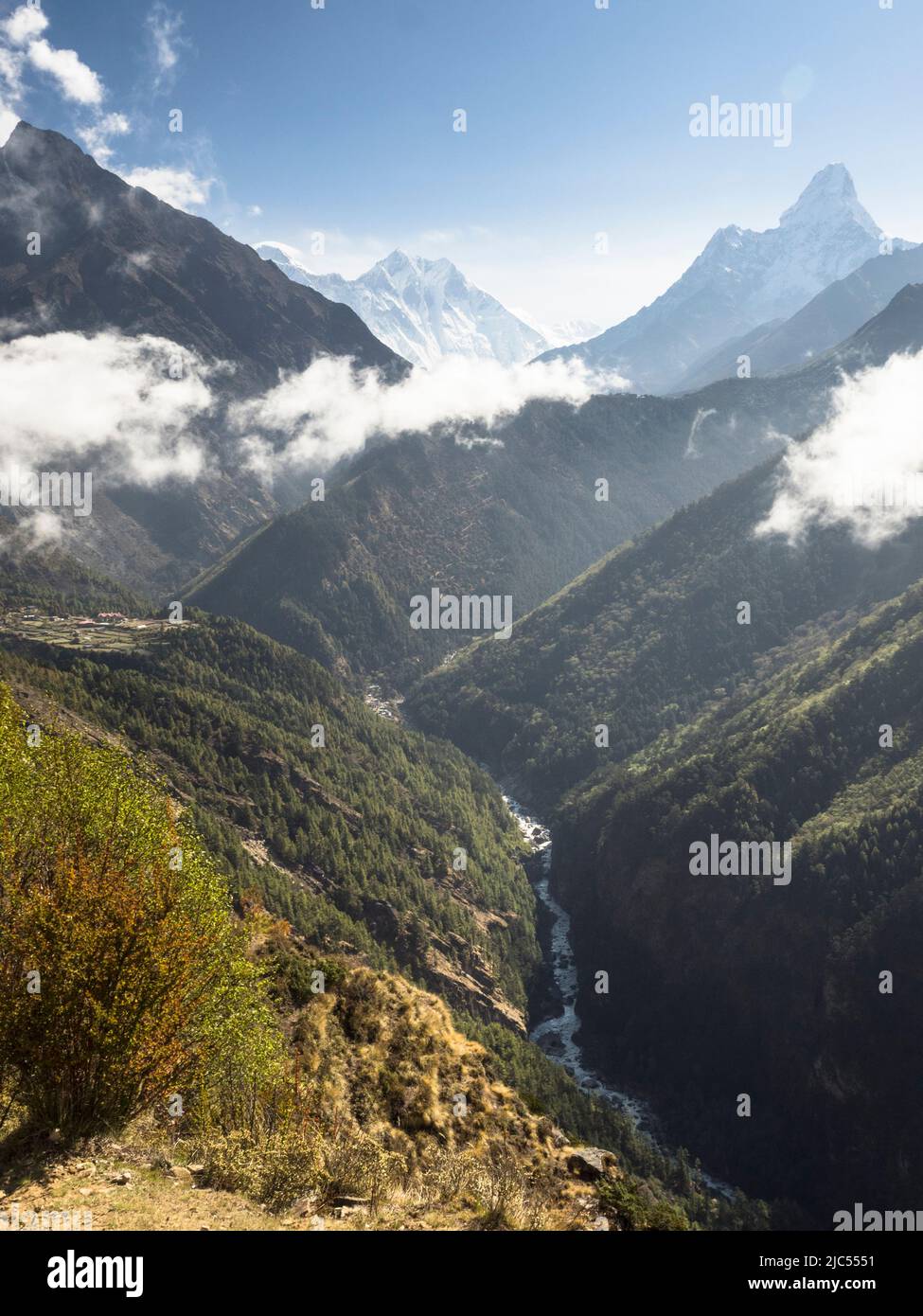 Lhotse (8516m) et Ama Dablam (6856m) au-dessus de la Dudh Koshi à partir de près de Kyangjuma sur la route de trekking à Tengboche. Banque D'Images