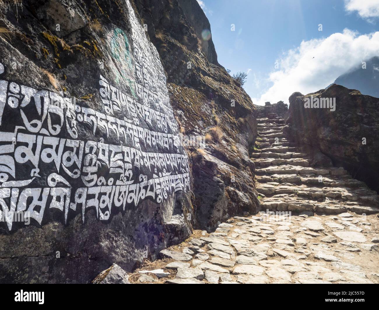 Mani Wall par un col au-dessus de SASNASA le long de la route de trekking à Tengboche, Khumbu Banque D'Images