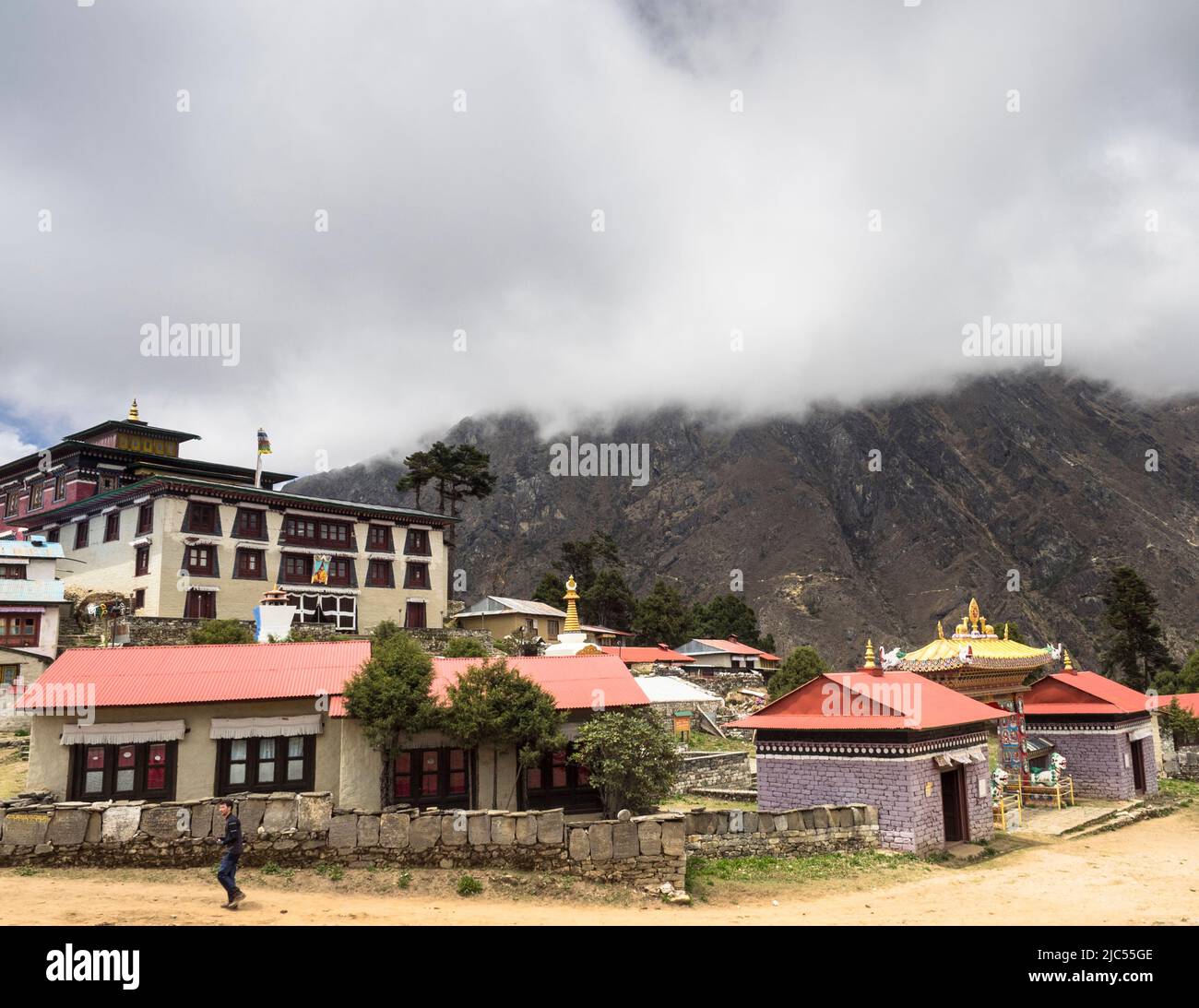 Bas nuage au-dessus de Dawa Choling Gompa (Monastère de Tengboche), Khumbu Banque D'Images