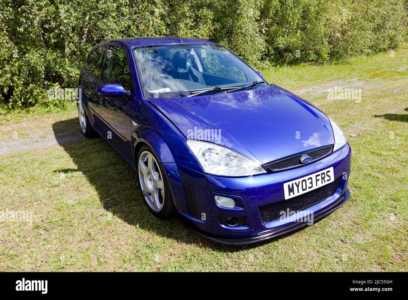 Vue de trois quarts avant d'une Ford Focus RS Mk1, bleue, 2003, exposée au salon de l'auto Deal Classic 2022 Banque D'Images