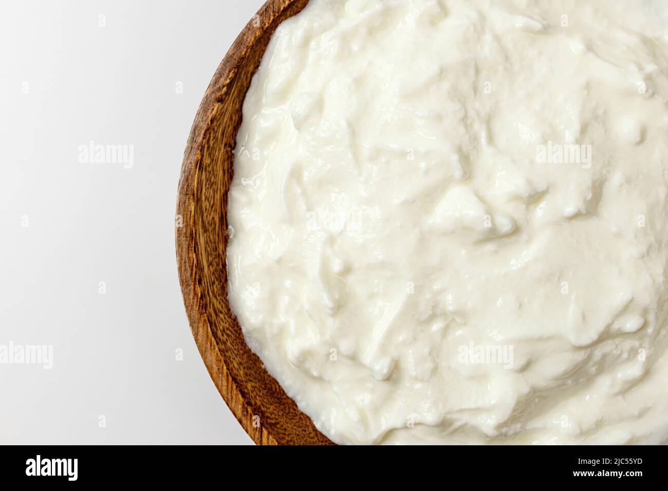 Yaourt grec sur fond blanc Banque D'Images