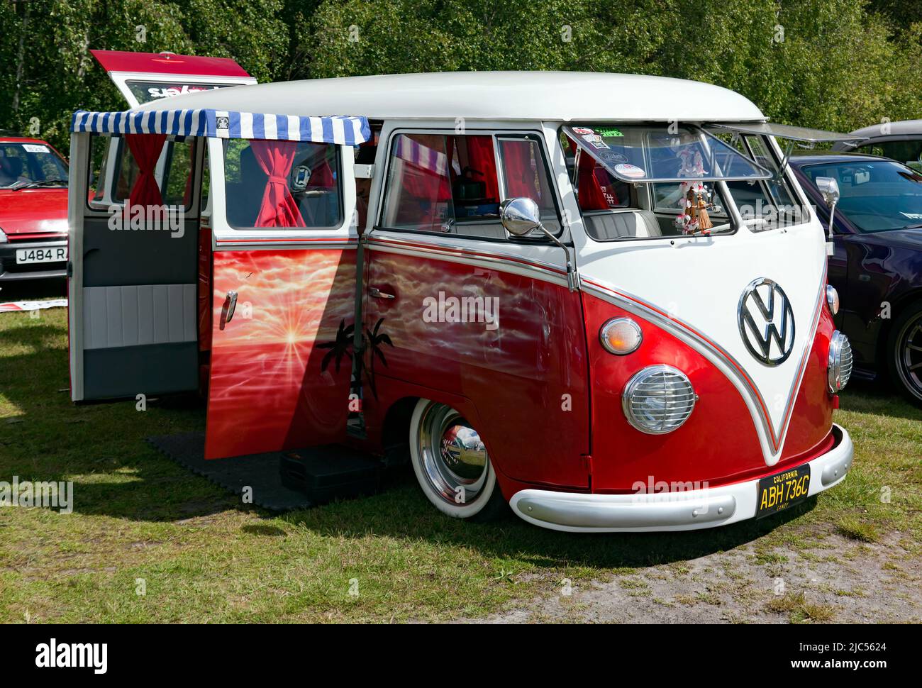 A personnalisé, rouge et blanc, 1965, Volkswagen Type 2, Microbus, Exposé au salon de l'auto Deal Classic 2022 Banque D'Images