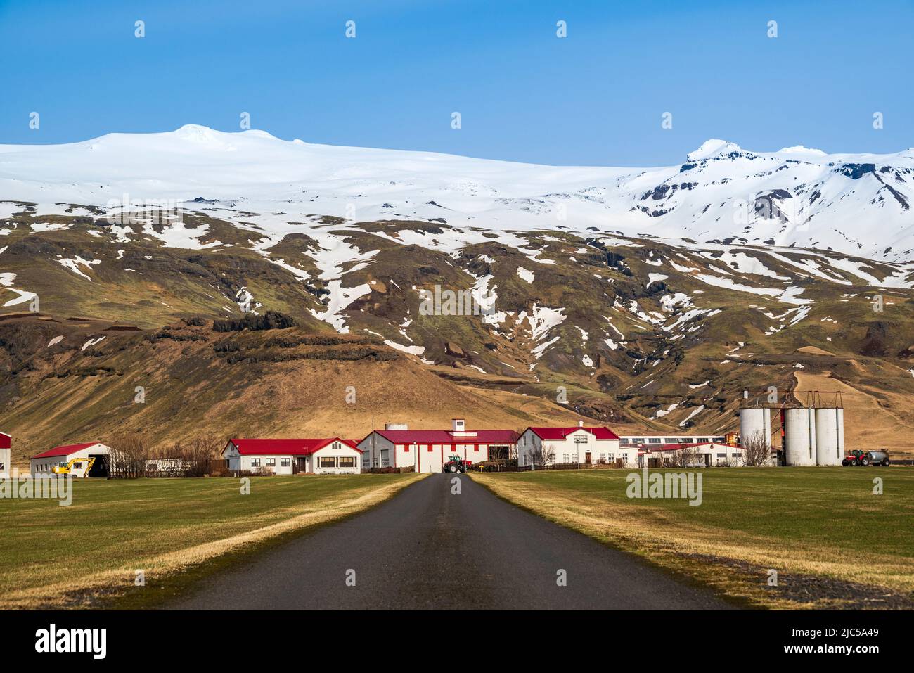 Route menant à la ferme de Thorvaldseyri, la ferme juste en face du glacier d'Eyjafjallajökull et du volcan avec son sommet enneigé, l'Islande Banque D'Images