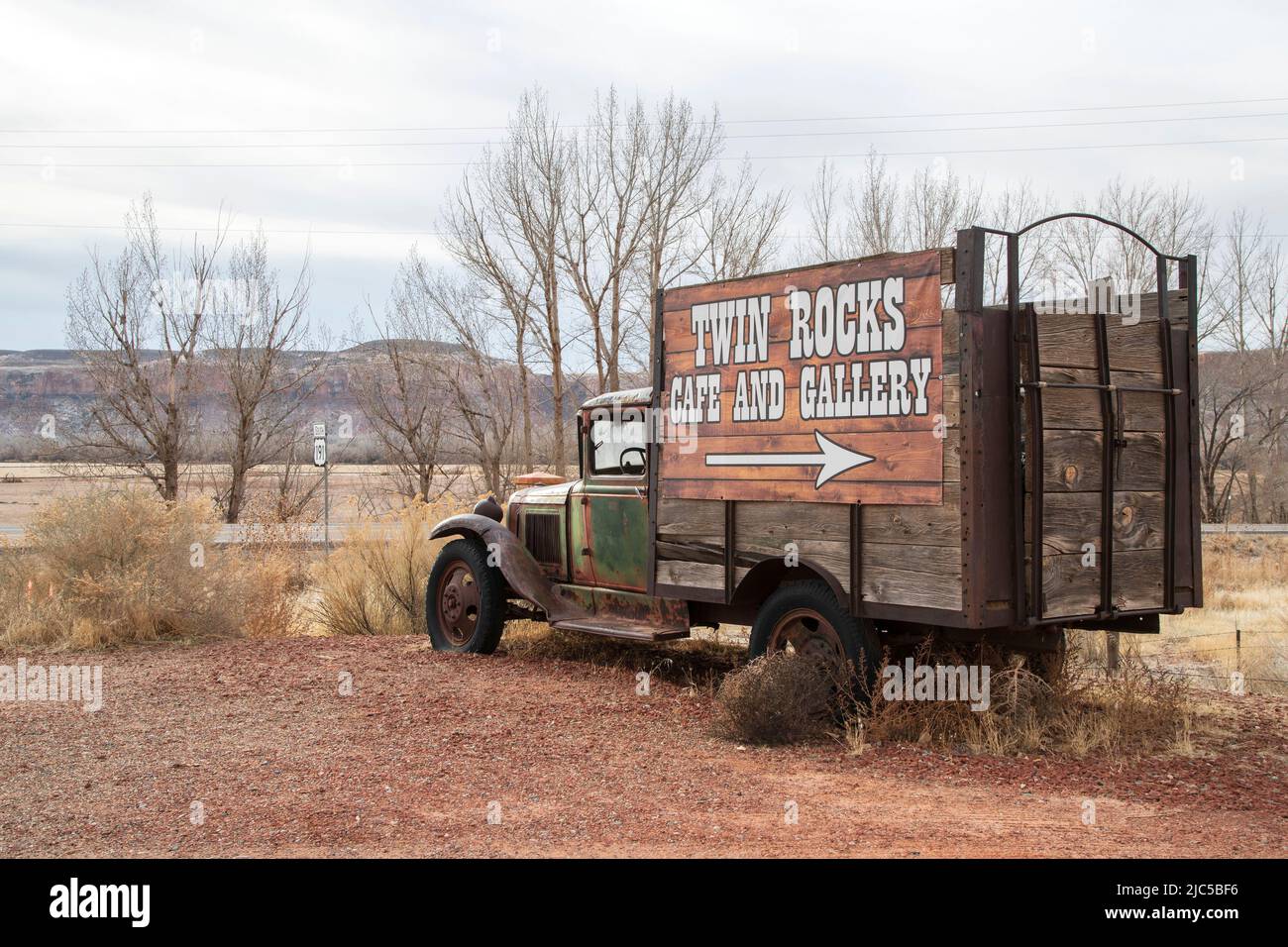USA, Southwest, Utah, Bluff, Old Truck at Twin Rocks *** Légende locale *** USA, Southwest, Utah, Bluff, 50 Staes of gey, Old Truck, tarvel, Road tri Banque D'Images
