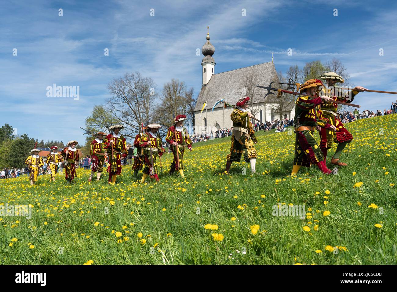 'Georgiritt in Traunstein hinauf zum Ettendorfer Kircherl - herrlich geschmückte Pferde ziehen gemeinsam mit den Schwerttänzern und dem ''Lindl'' hina Banque D'Images