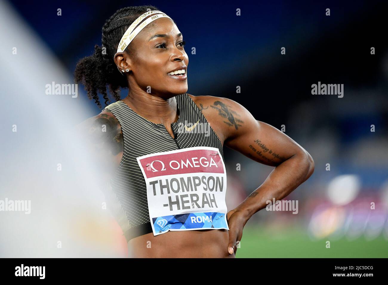 Elaine Thompson-Herah, de Jamaïque, réagit après avoir été en compétition avec les 200m femmes lors de la réunion du Gala d'or de la Ligue des diamants de l'IAAF au stade Olimpic à Rome Banque D'Images