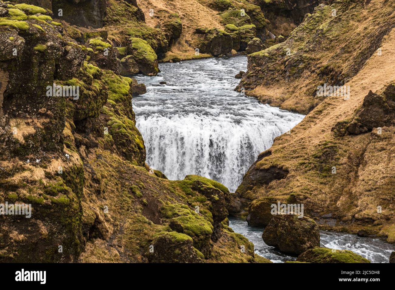 La puissante cascade de Steinbogafoss au début du printemps, sentier de randonnée de Laugavegur, Islande Banque D'Images