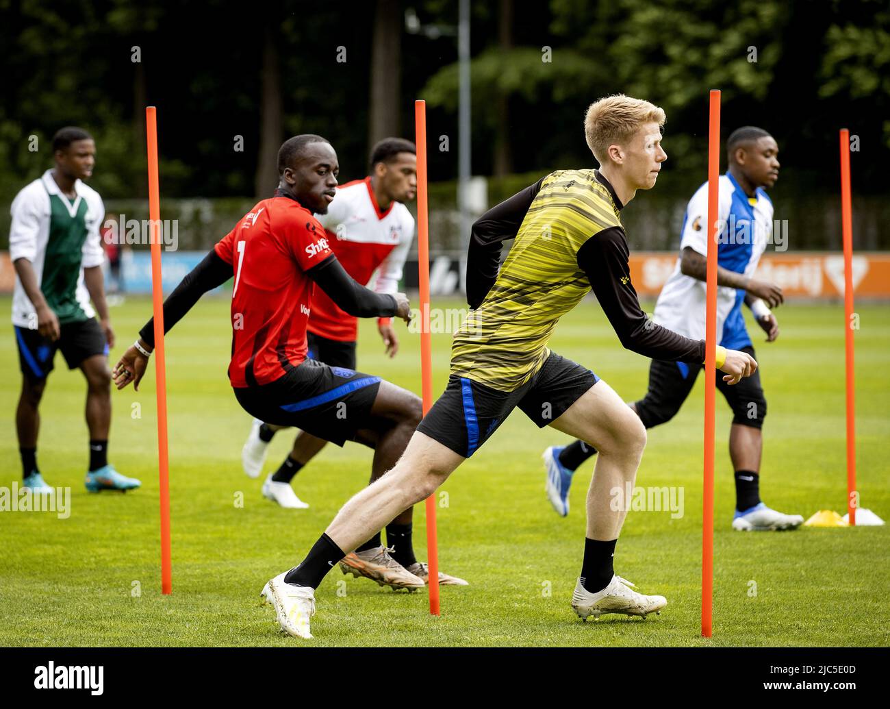 2022-06-10 12:13:15 ZEIST - Jerdy Schouten de l'équipe nationale néerlandaise porte le maillot de son ancien club amateur pendant l'échauffement pour la formation. Avec cette ode au maillot amateur, l'équipe Orange lance le week-end de la Journée nationale de football. ANP KOEN VAN WEEL pays-bas - belgique sortie crédit: ANP/Alay Live News Banque D'Images