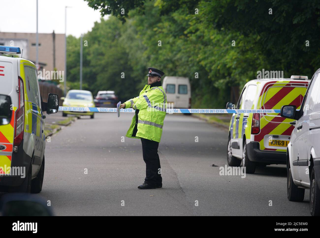 La scène à Miles Platting, Manchester, à la suite de l'incident domestique où un garçon de 14 ans est décédé et sa mère a été blessée jeudi dans une pierette « féroce ». Un porte-parole de la police a déclaré que le suspect, qui aurait été connu des victimes, ne devrait pas être contacté s'il était vu par le public. Date de la photo: Vendredi 10 juin 2022. Banque D'Images