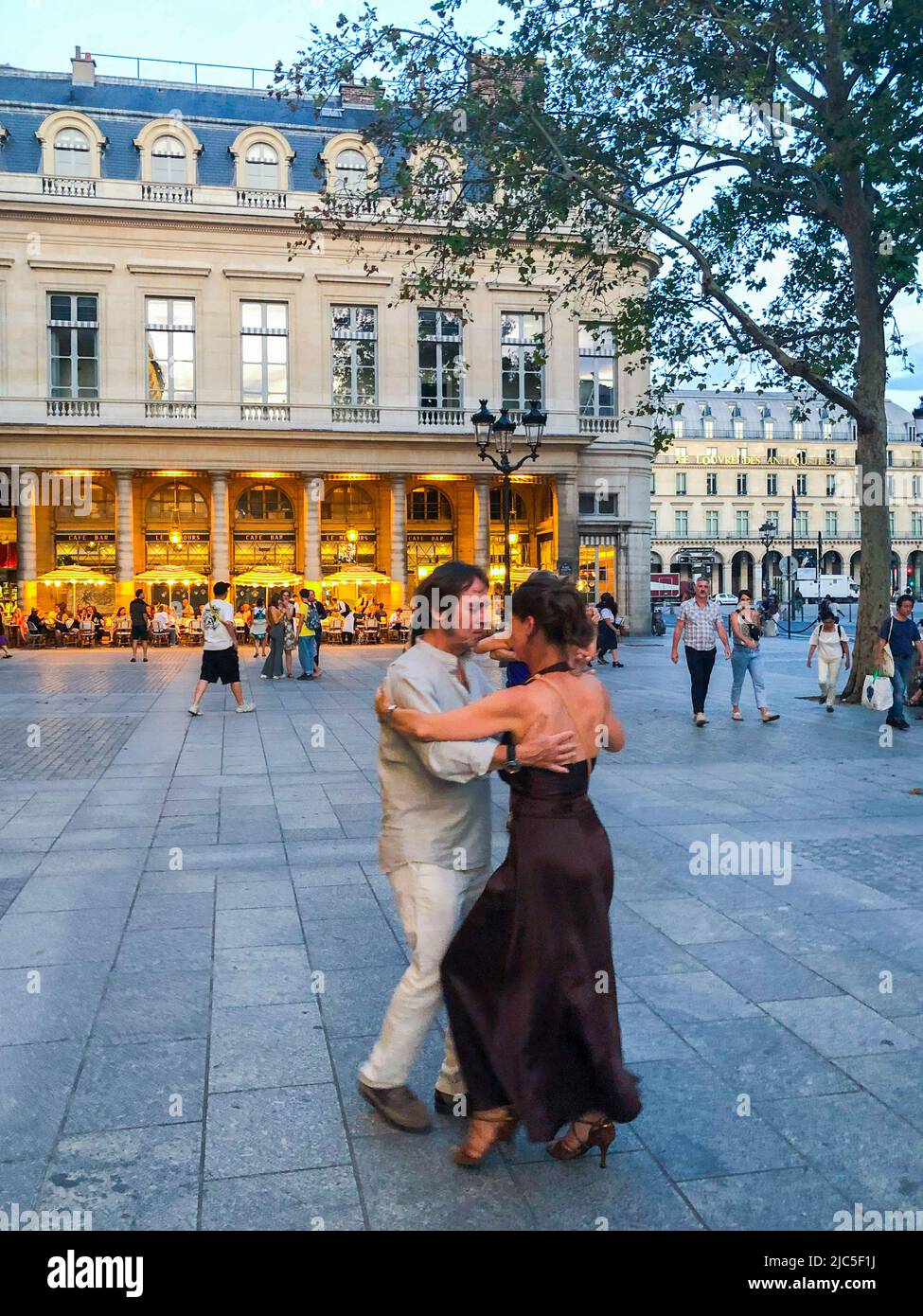 Paris, France, couple dansant sur la rue, place Colette Banque D'Images