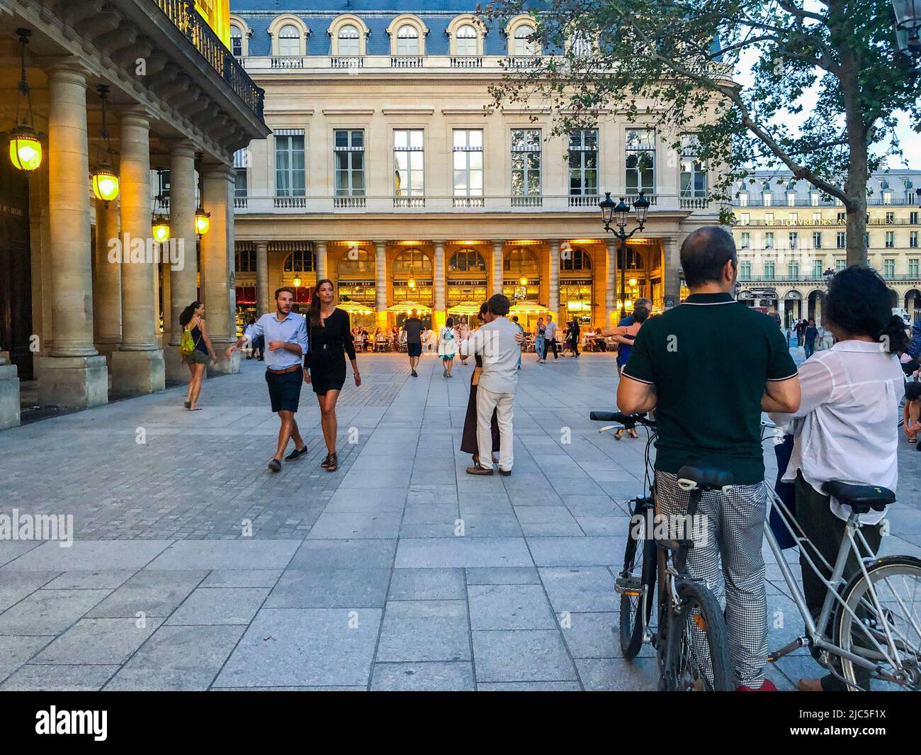 Paris, France, foule, couple romantique dansant dans la rue, place Colette, place publique Banque D'Images