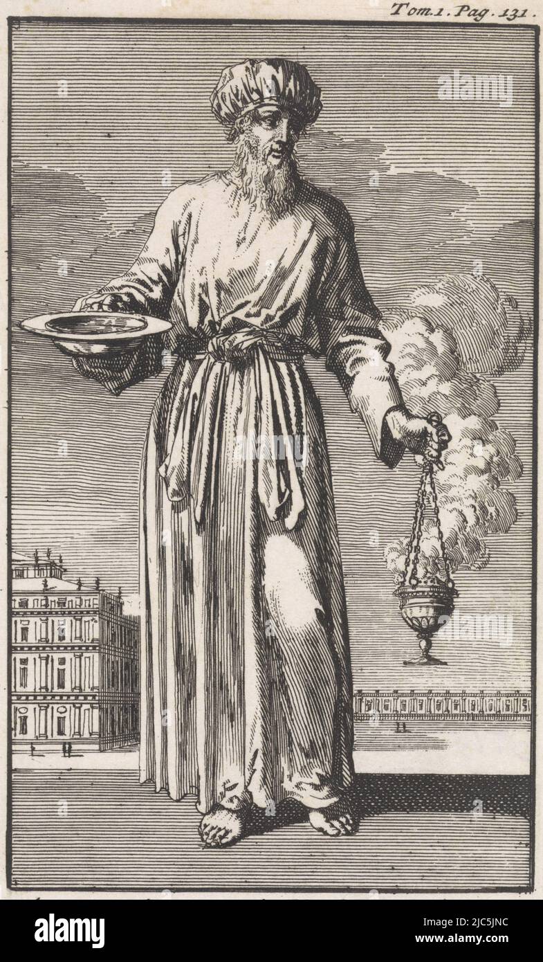 Grand prêtre en robe liturgique blanche appartenant au Grand jour d'expiation les habitudes d'Or du grand prêtre , imprimerie: Jan Luyken, éditeur: Pieter Mortier (I), Amsterdam, 1705, papier, gravure, h 143 mm × l 83 mm Banque D'Images