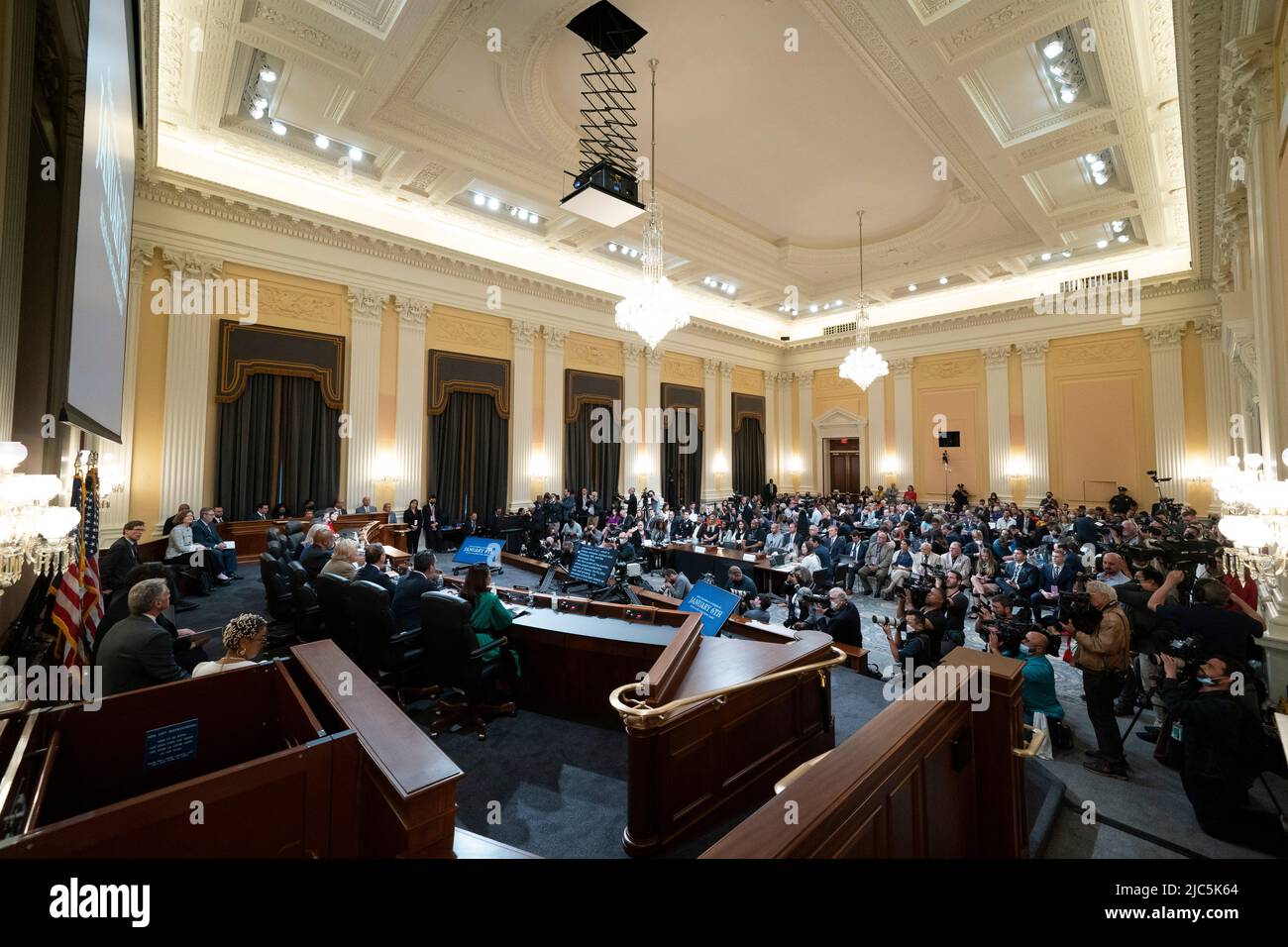 Le comité spécial de la Chambre des communes chargé d'enquêter sur l'attaque du 6 janvier contre le Capitole des États-Unis tient sa première audience publique pour révéler les conclusions d'une enquête d'un an, sur Capitol Hill à Washington, jeudi, 9 juin 2022. Crédit : Alex Brandon/Pool via CNP/MediaPunch Banque D'Images