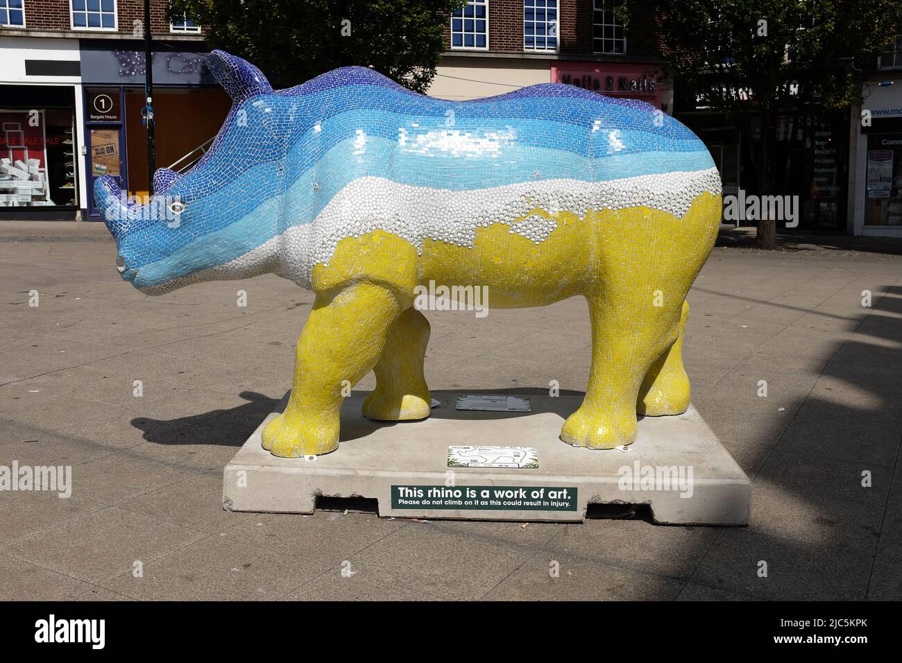 Southampton Royaume-Uni - 15 juillet 2013 - des sculptures de rhinocéros décorées localement sont exposées à Southampton afin de sensibiliser le public au sort des rhinocéros dans l'état sauvage Banque D'Images