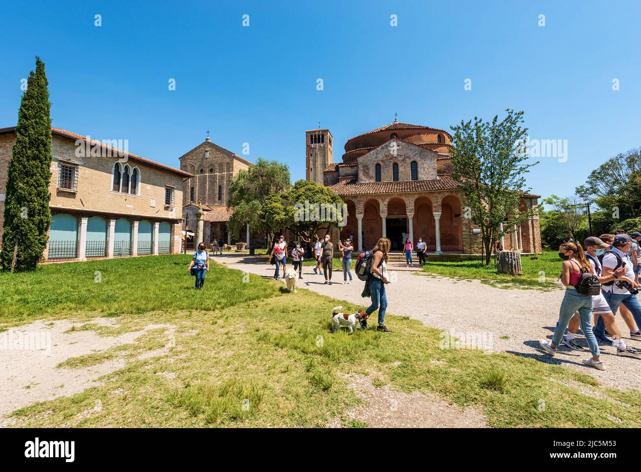 Île de Torcello, basilique et cathédrale de Santa Maria Assunta de style vénitien-byzantin (639) et église de Santa Fosca, lagune de Venise, Italie. Banque D'Images