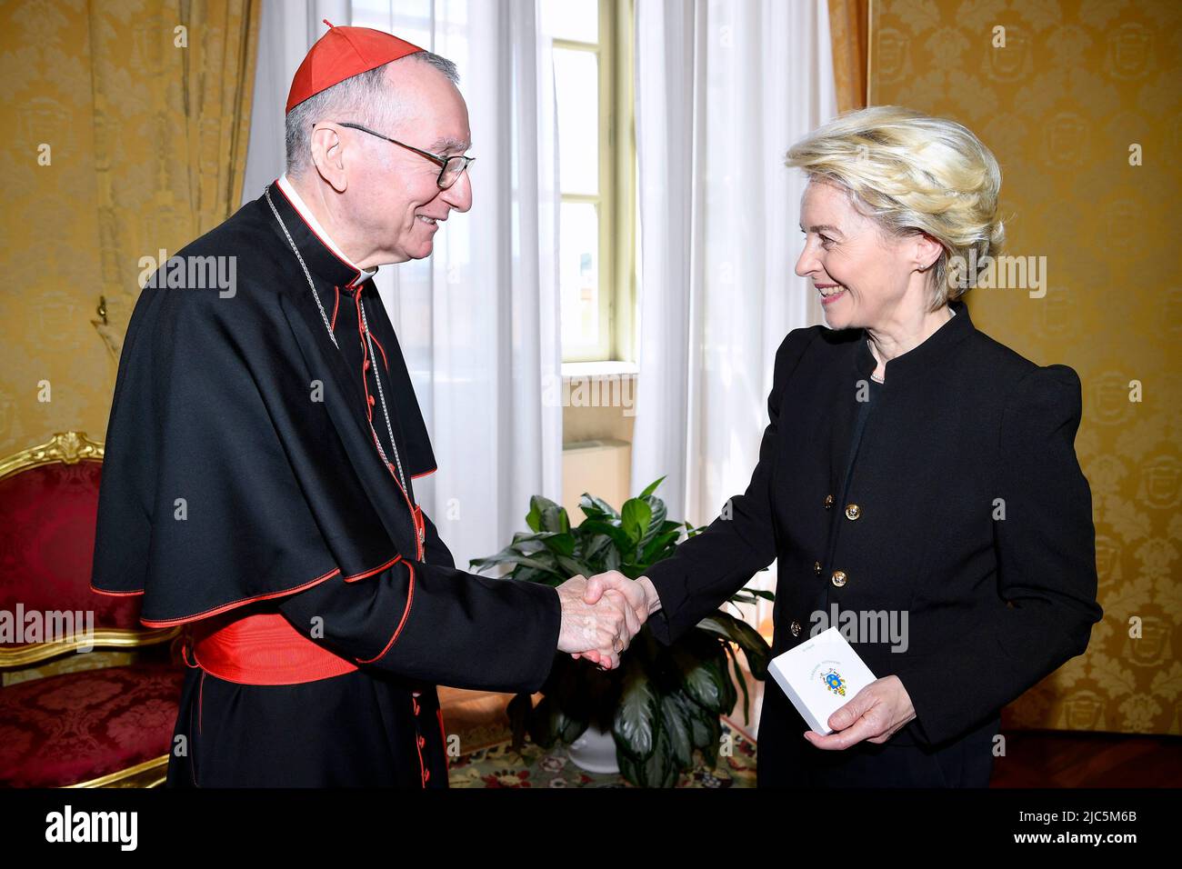 Vatican, Vatican. 10 juin 2022. Le Secrétaire d'Etat du Vatican, le Cardinal Pietro Parolin, rencontre au Vatican la Présidente de la Commission européenne, Mme Ursula Von Der Leyen. (Photo de Vatican Media). Credit: Vatican Media/Picciarella/Alamy Live News Banque D'Images